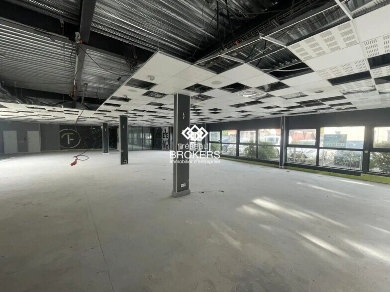 Retail in Éguilles for lease - Interior Photo - Image 3 of 4