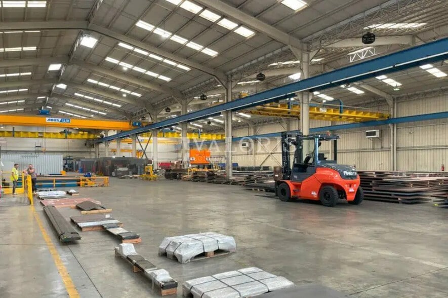 Industrial in Meyzieu for lease - Interior Photo - Image 1 of 5