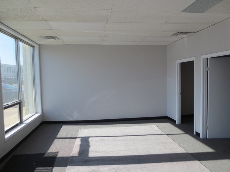 9804-9840 47th Ave NW, Edmonton, AB for lease - Interior Photo - Image 2 of 3
