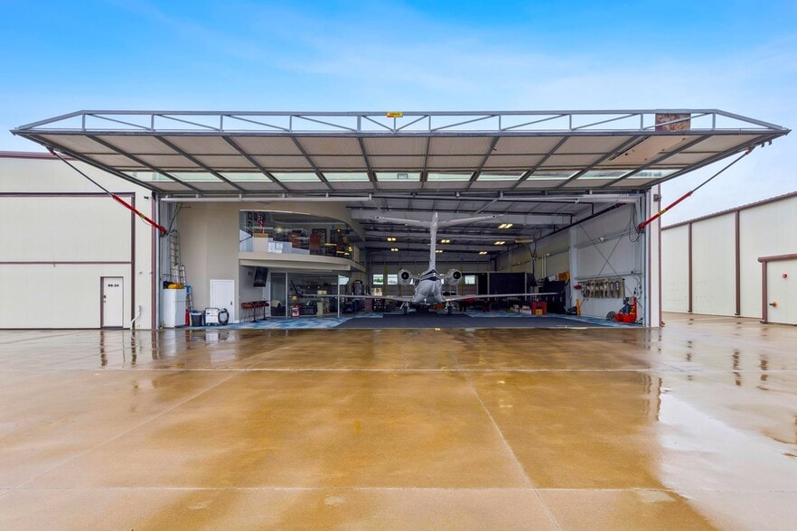 15809 Addison Rd, Addison, TX for sale - Building Photo - Image 2 of 34