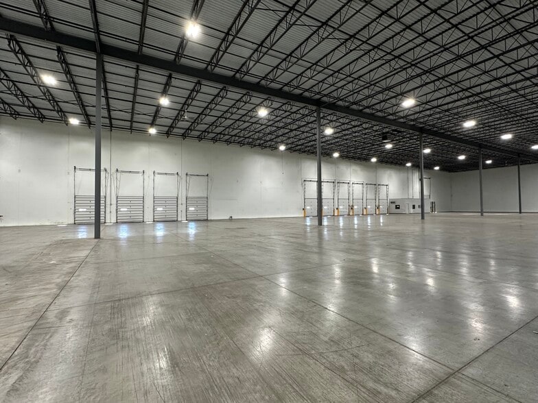 2801 Alft Ln, Elgin, IL for lease - Interior Photo - Image 3 of 16