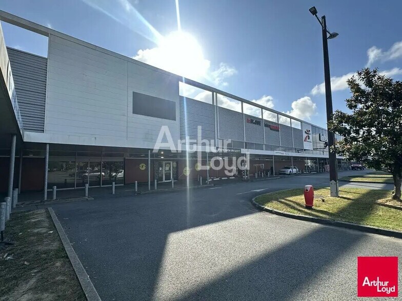 Retail in Liffré for lease - Building Photo - Image 2 of 3