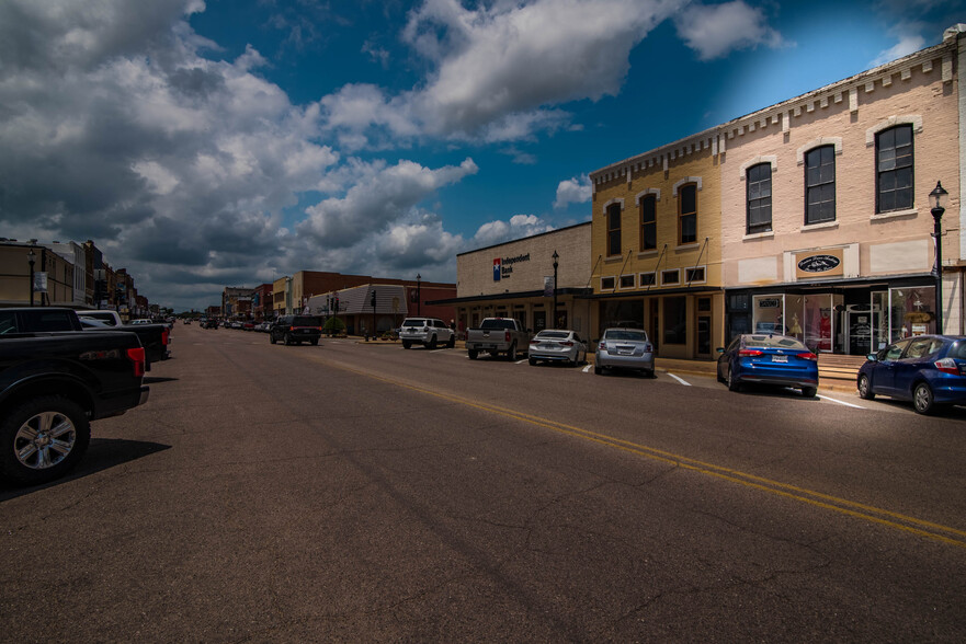 325 W Main St, Denison, TX for sale - Building Photo - Image 1 of 1