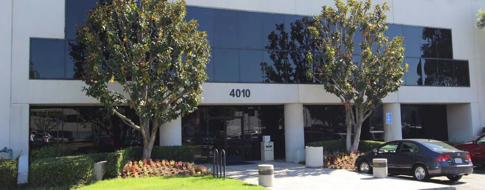 4010 Watson Plaza Dr, Lakewood, CA for lease - Building Photo - Image 3 of 11