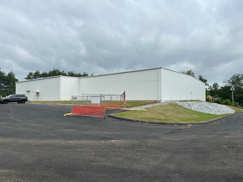 52 R W Moore Dr, Orange, MA for sale - Primary Photo - Image 1 of 7