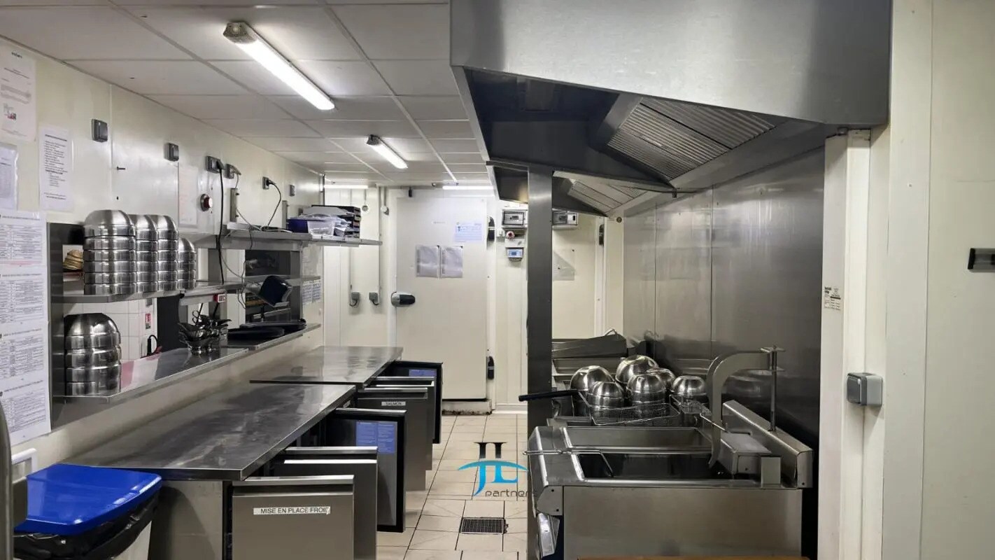 Retail in Le Haillan for lease Interior Photo- Image 1 of 6