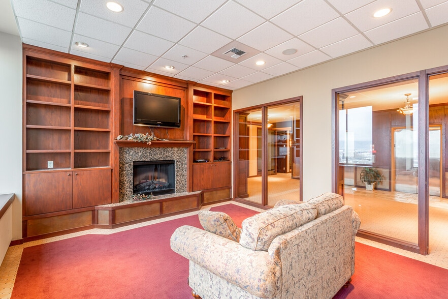 402 E Yakima Ave, Yakima, WA for lease - Building Photo - Image 3 of 11