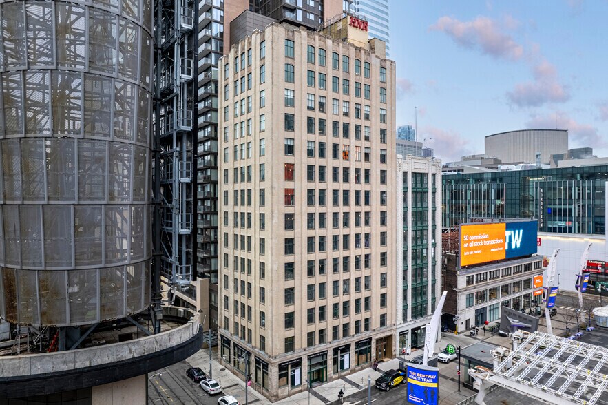 21 Dundas Sq, Toronto, ON for lease - Building Photo - Image 1 of 5