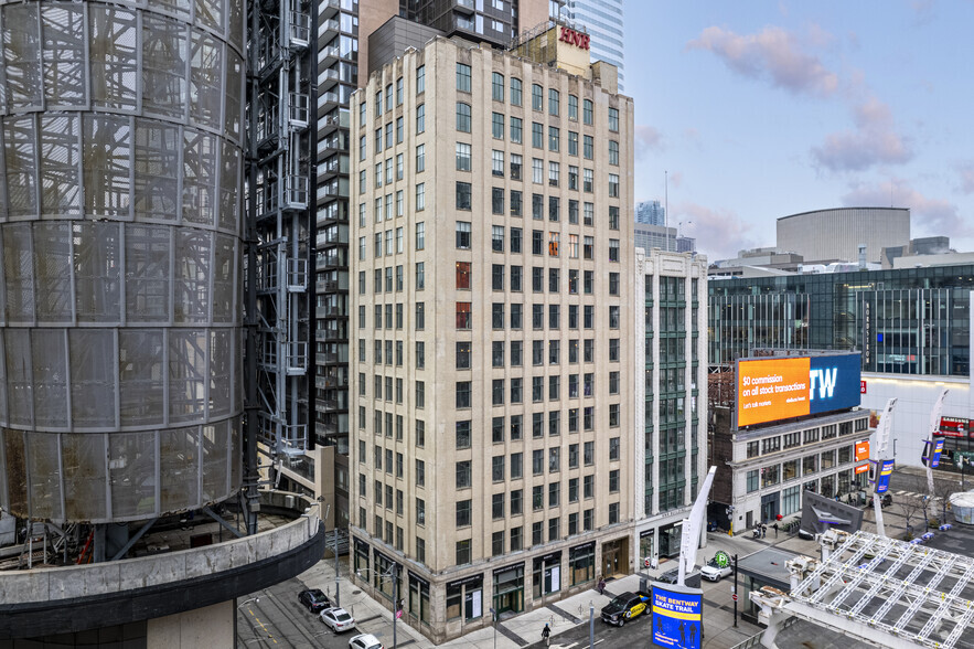 21 Dundas Sq, Toronto, ON for lease - Primary Photo - Image 1 of 5