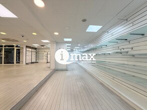 12/16 Place Du Général Leclerc, Suresnes for lease Interior Photo- Image 2 of 7