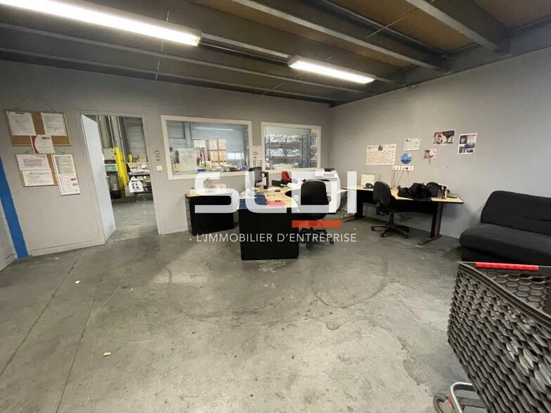 Office in Genas for lease - Interior Photo - Image 1 of 9