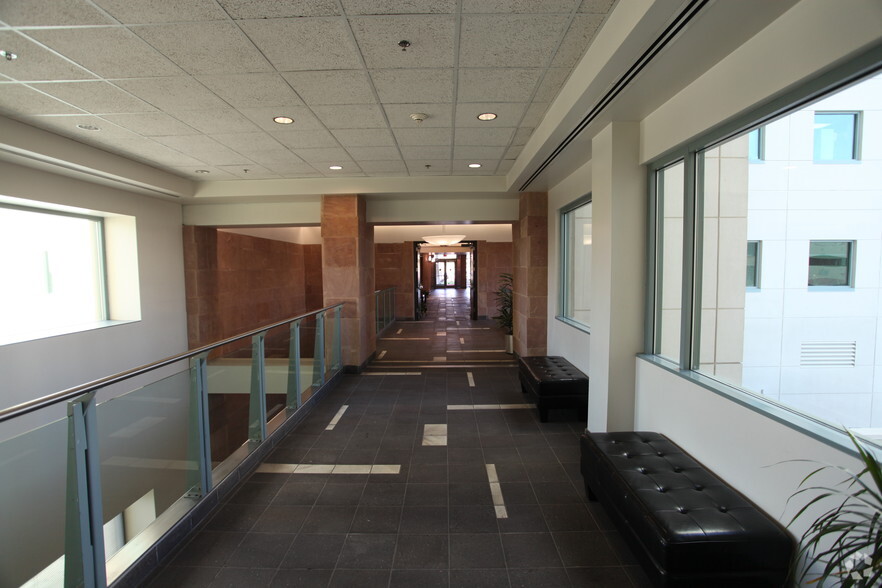 653 N Town Center Dr, Las Vegas, NV for lease - Interior Photo - Image 3 of 9