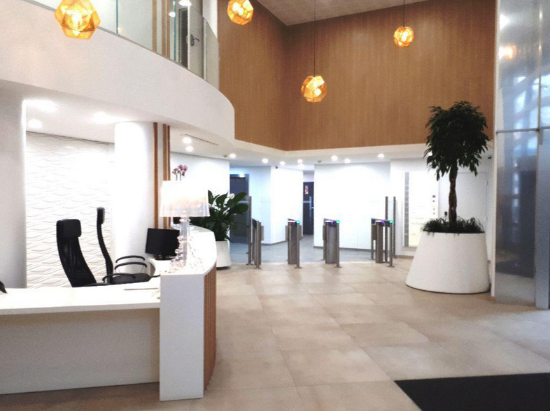 Office in Courbevoie for lease - Lobby - Image 1 of 2