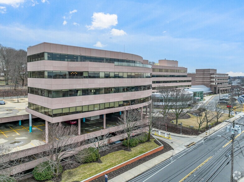 1075 Main St, Waltham, MA for lease - Building Photo - Image 3 of 5