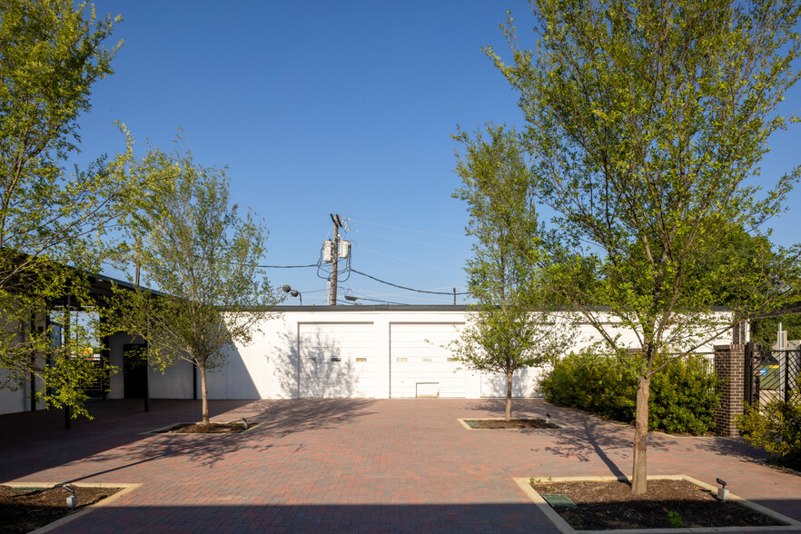 300 E Division St, Arlington, TX for lease - Building Photo - Image 3 of 24