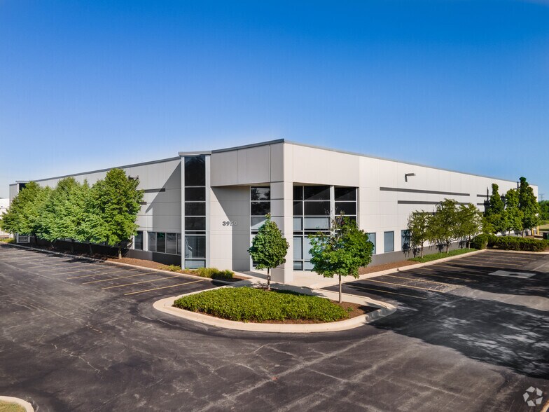 3950 Sussex Ave, Aurora, IL for sale - Primary Photo - Image 1 of 1