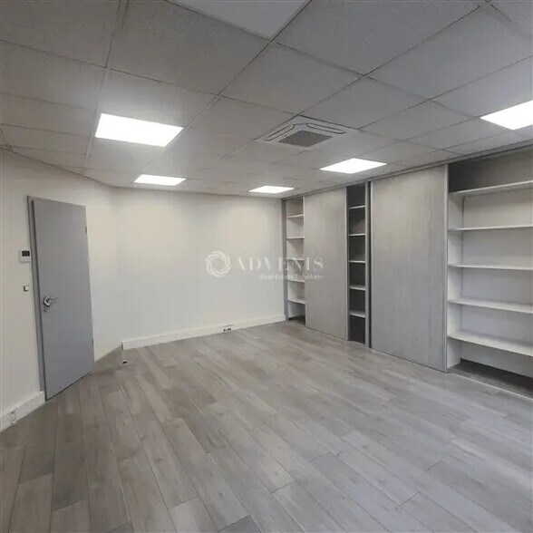 Flex in Ludres for lease - Interior Photo - Image 3 of 5