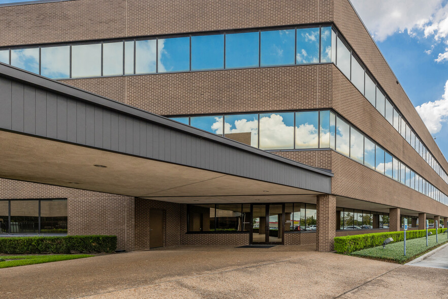 9000 Gulf Fwy, Houston, TX for lease - Building Photo - Image 1 of 18