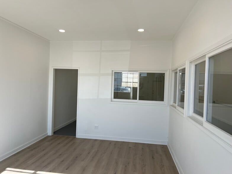 8210 Lankershim Blvd, North Hollywood, CA for lease - Interior Photo - Image 2 of 11