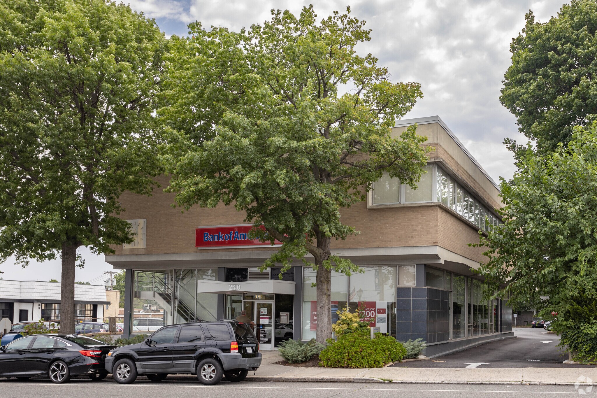 Plandome Road, Manhasset, NY for sale Primary Photo- Image 1 of 1