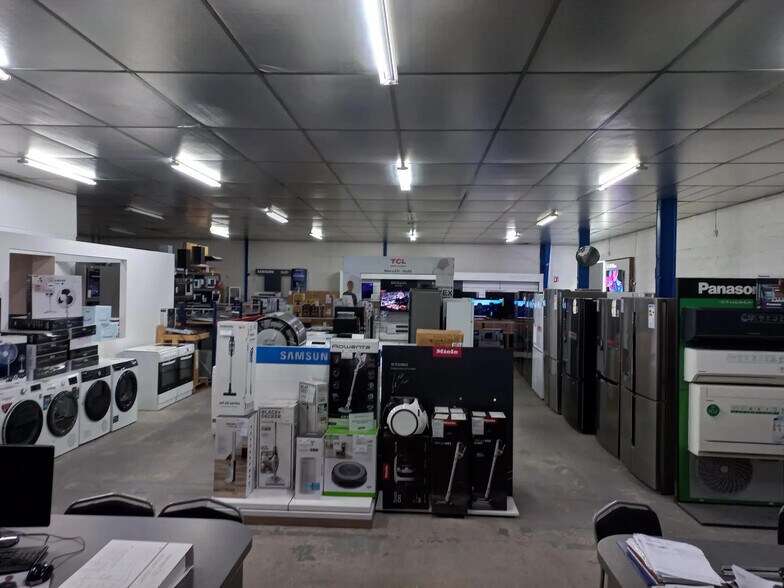 Flex in Vitrolles for lease - Building Photo - Image 2 of 8