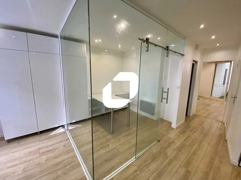 Office in Bordeaux for lease - Interior Photo - Image 2 of 5