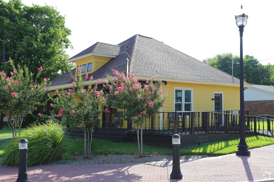 208 S Oak St, Roanoke, TX for sale - Building Photo - Image 2 of 3