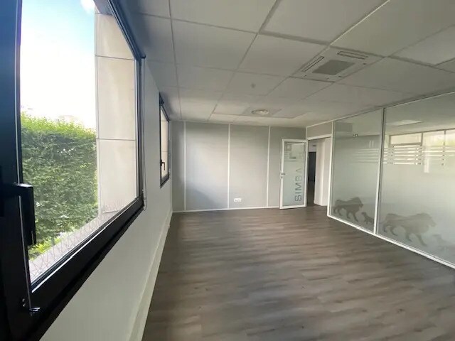 Office in Saint-Gratien for lease - Building Photo - Image 3 of 6