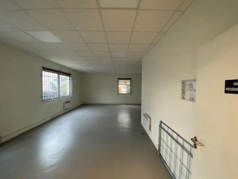 Flex in Nanterre for lease - Interior Photo - Image 3 of 4