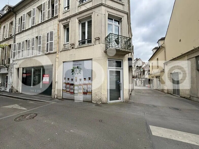 Retail in Compiègne for lease - Building Photo - Image 2 of 2