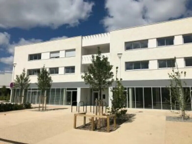 Retail in VILLENAVE-D'ORNON for lease - Building Photo - Image 3 of 4