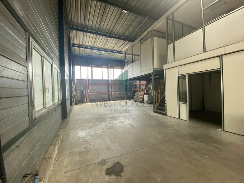 Flex in Le Plessis-Bouchard for lease - Building Photo - Image 3 of 9