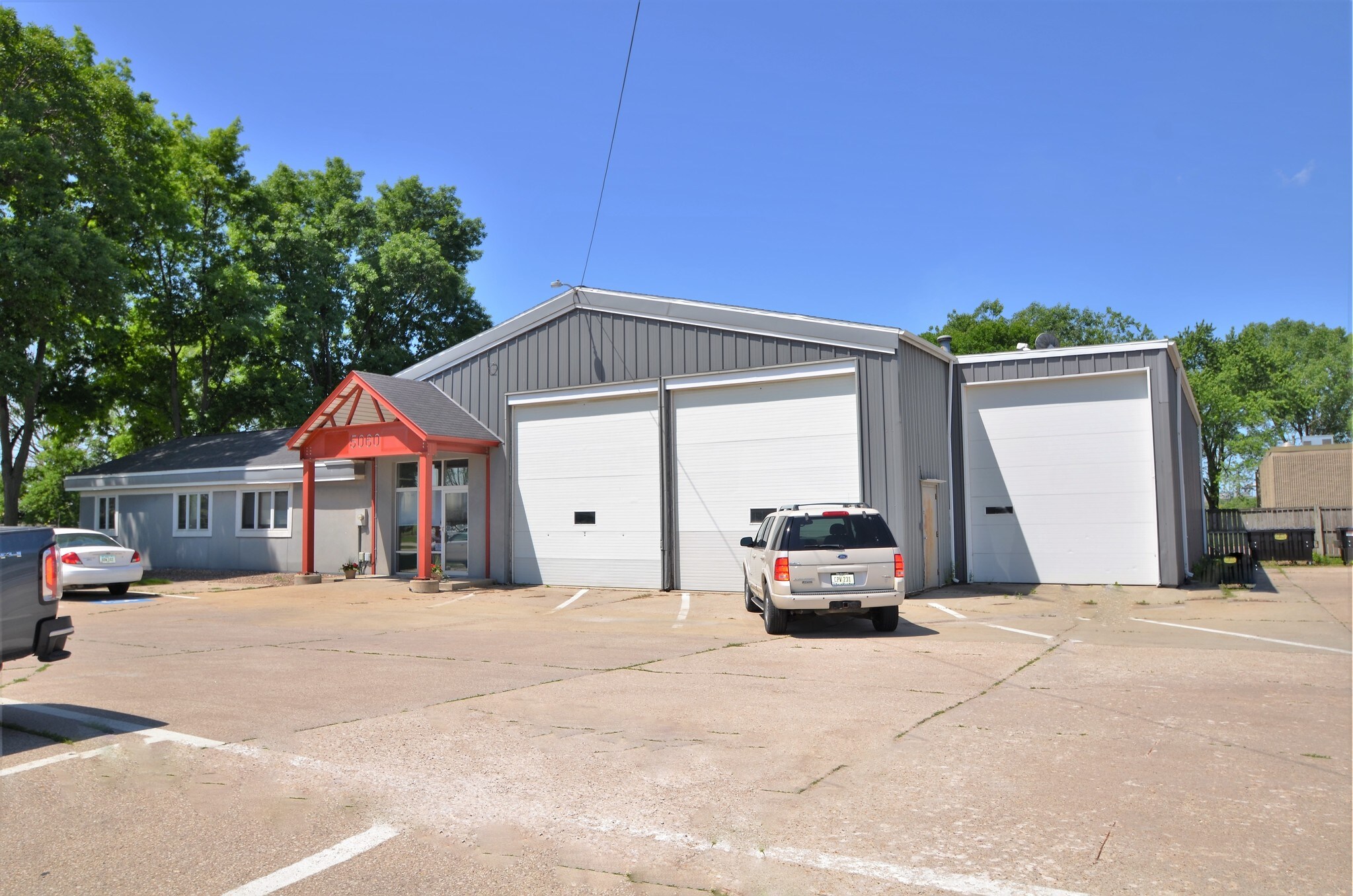 5060 4th St SW, Cedar Rapids, IA for sale Primary Photo- Image 1 of 1