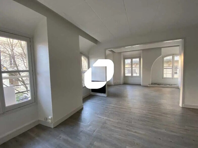 Office in Bordeaux for lease - Interior Photo - Image 2 of 10