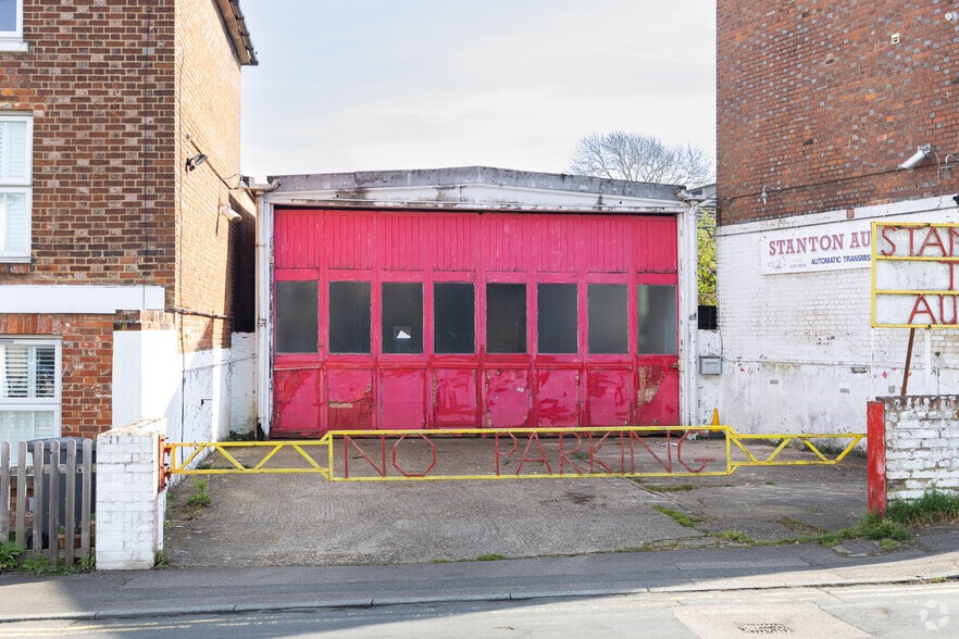 61 Pembury Rd, Tonbridge for sale - Primary Photo - Image 1 of 1