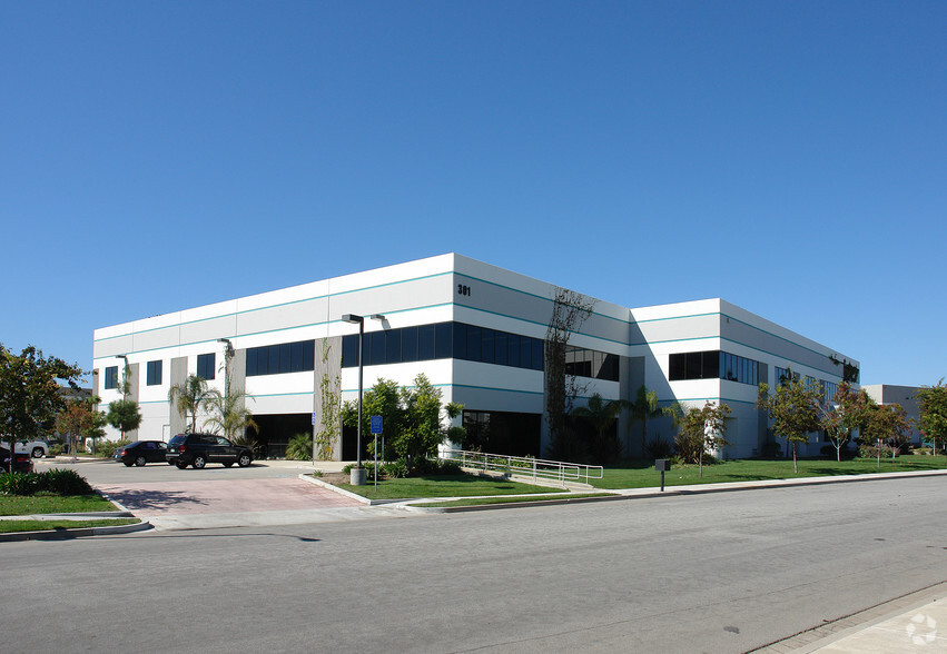 301 Todd Ct, Oxnard, CA for lease - Building Photo - Image 1 of 9