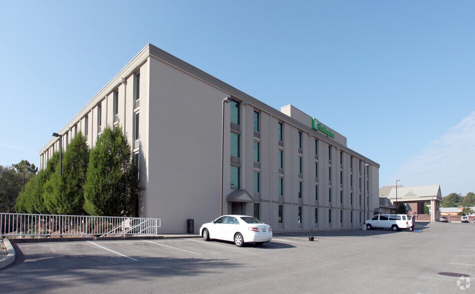 Hospitality in Bloomington, IN for sale - Primary Photo - Image 1 of 1