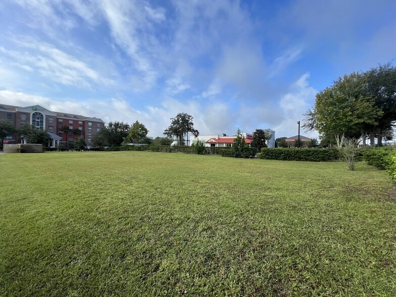 1350 Saxon Blvd, Orange City, FL for lease - Building Photo - Image 2 of 3