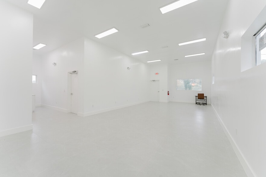 654 NW 22nd Rd, Fort Lauderdale, FL for sale - Building Photo - Image 2 of 13