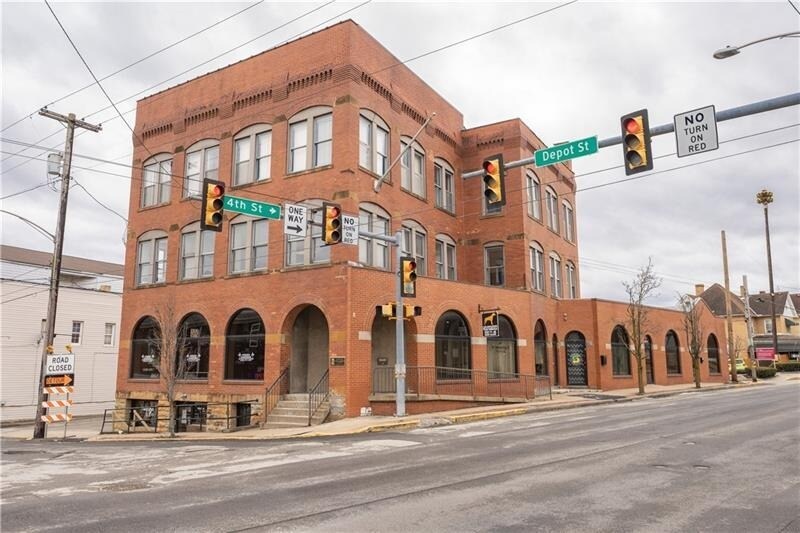 10 S 4th St, Youngwood, PA 15697