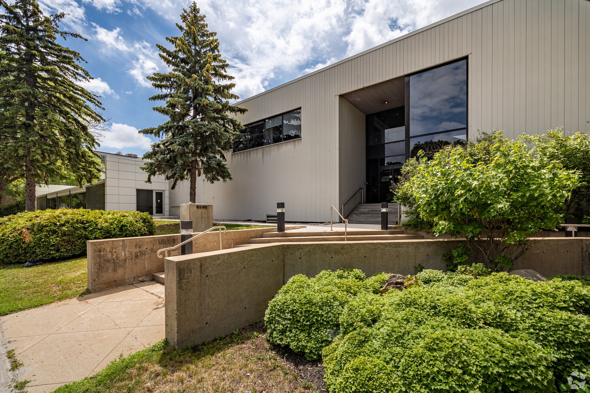 180-200 Rue Bellarmin, Montréal, QC for sale Primary Photo- Image 1 of 1