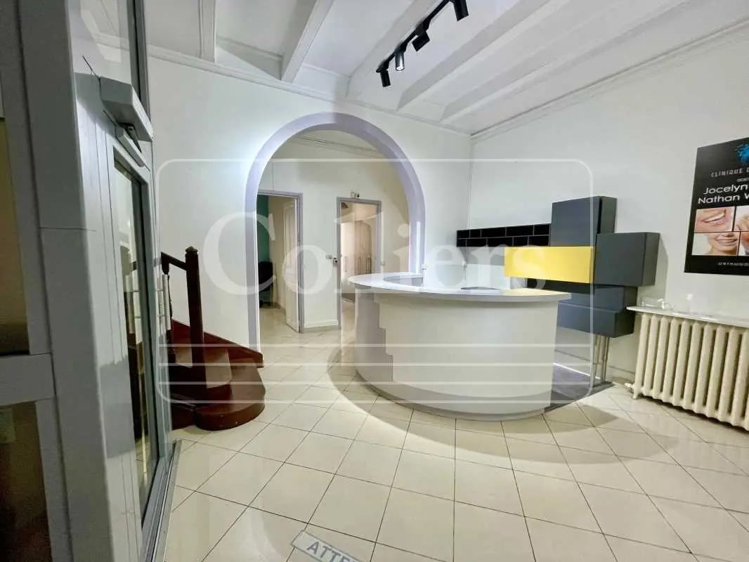 Office in Marseille for lease Interior Photo- Image 1 of 9