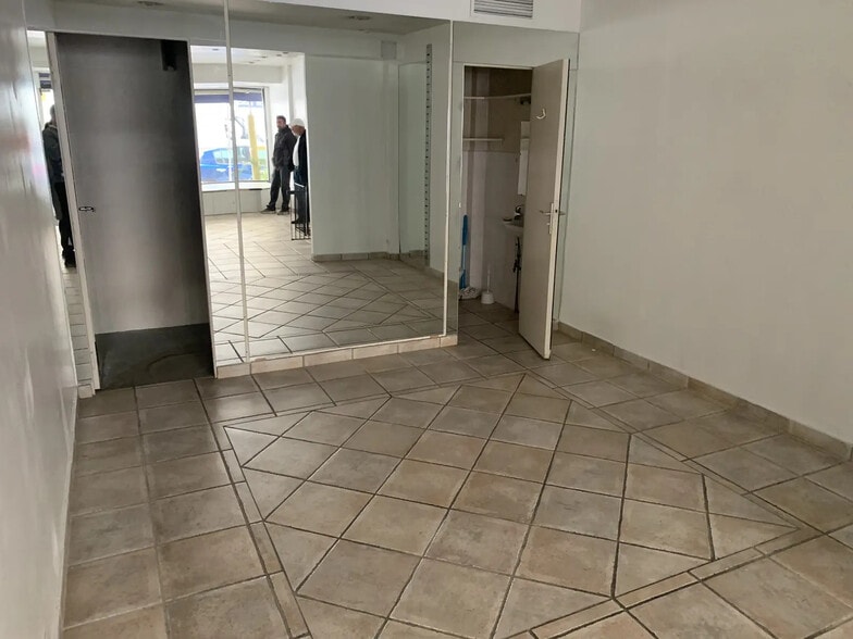 Retail in Antibes for lease - Interior Photo - Image 1 of 1