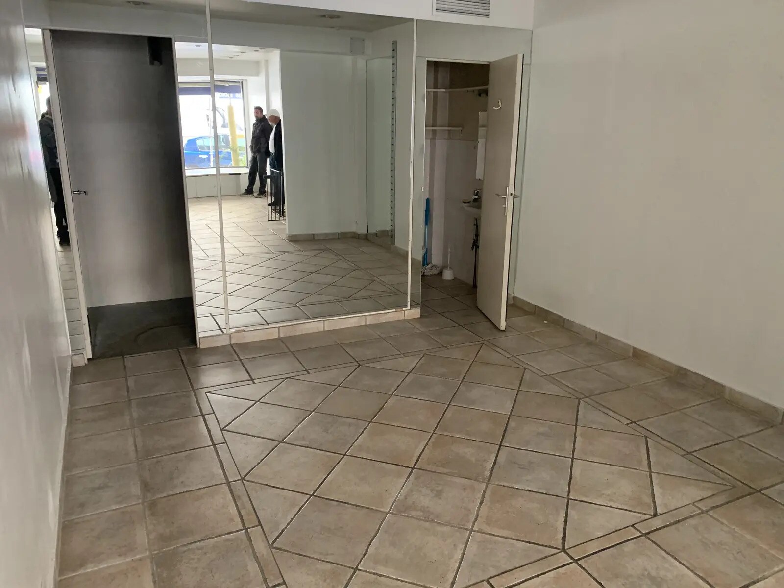 Retail in Antibes for lease Interior Photo- Image 1 of 2