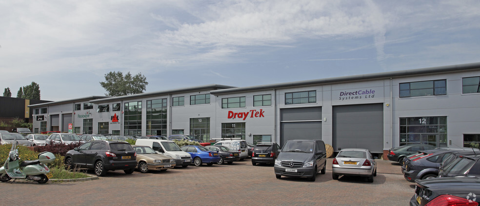 Manor Way, Borehamwood for lease - Primary Photo - Image 1 of 7