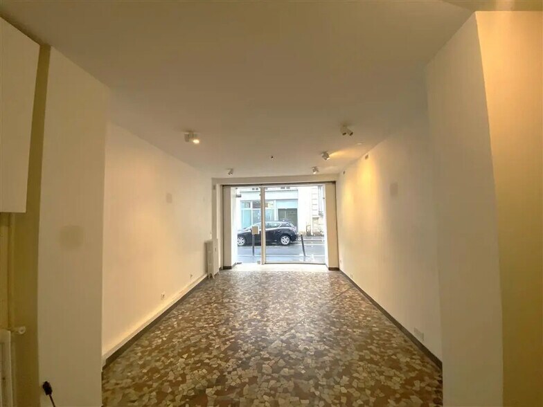 Retail in Paris for lease - Building Photo - Image 2 of 4