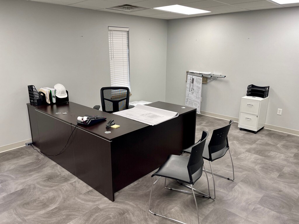 3301 S Caraway Rd, Jonesboro, AR 72404 NICE Updated 15,600 SF Office