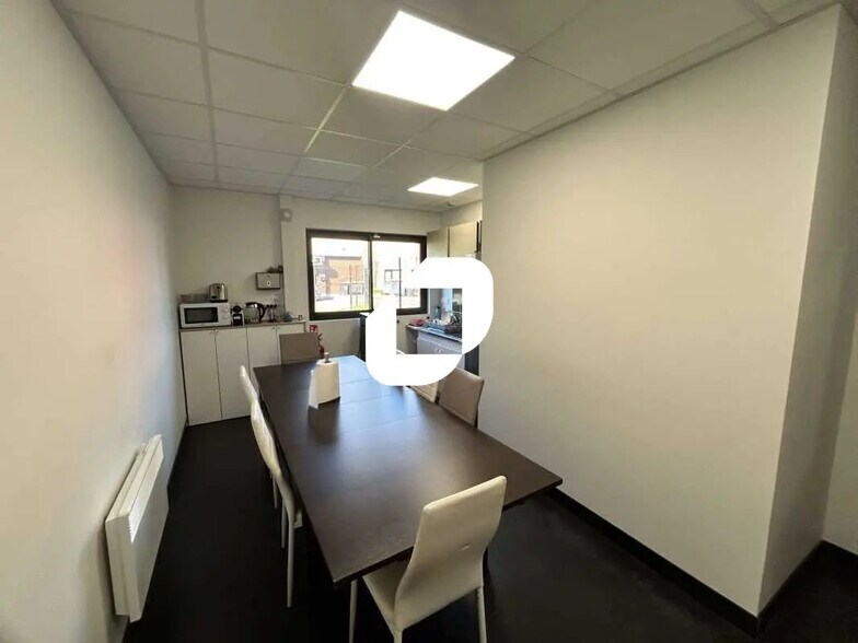 Flex in Franconville for lease - Interior Photo - Image 3 of 21