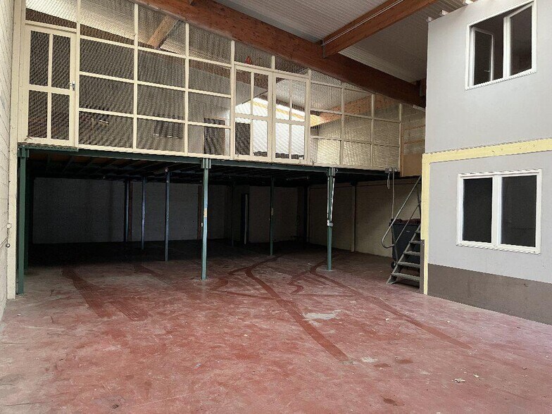 Flex in Le Petit-Quevilly for lease - Interior Photo - Image 2 of 8