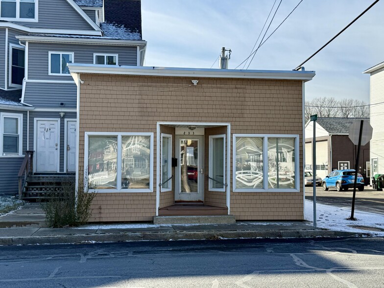 233 Grattan St, Chicopee, MA for lease - Primary Photo - Image 1 of 15